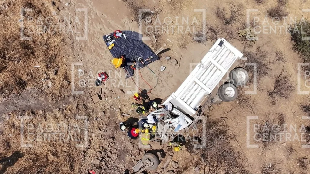 Accidente León-San Felipe: Joven pierde control de tolva y vuelca