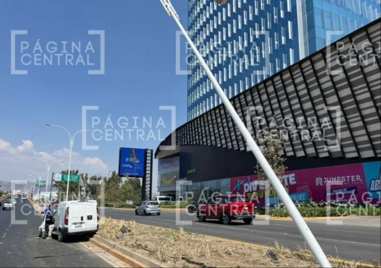 Accidente del bulevar Morelos: Camioneta choca con poste de luz