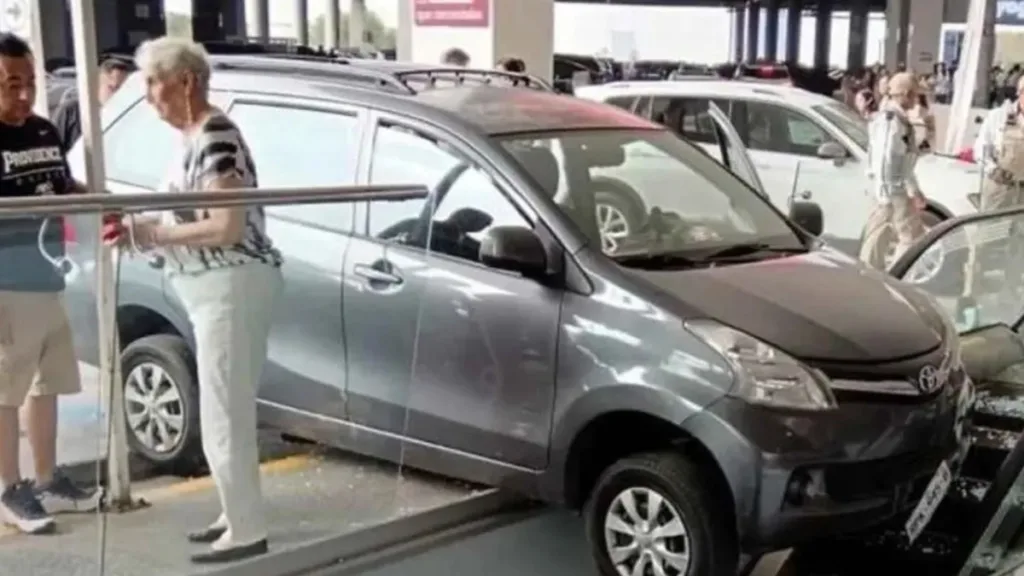 Accidente en plaza: Mujer confunde pedales y va a dar a escaleras