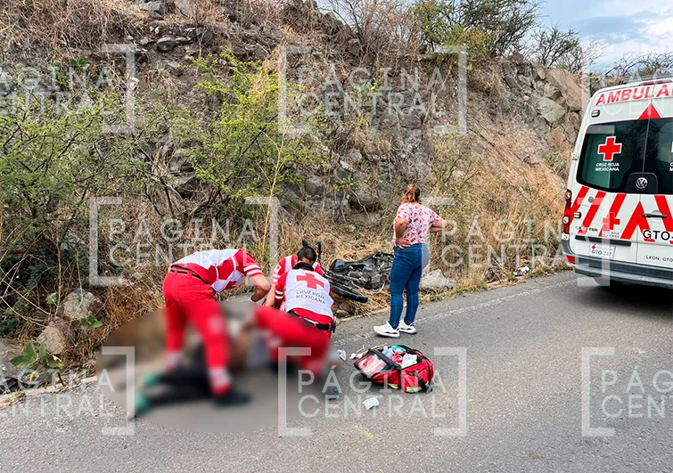 Hacienda Arriba: Motociclista choca contra muro de piedra