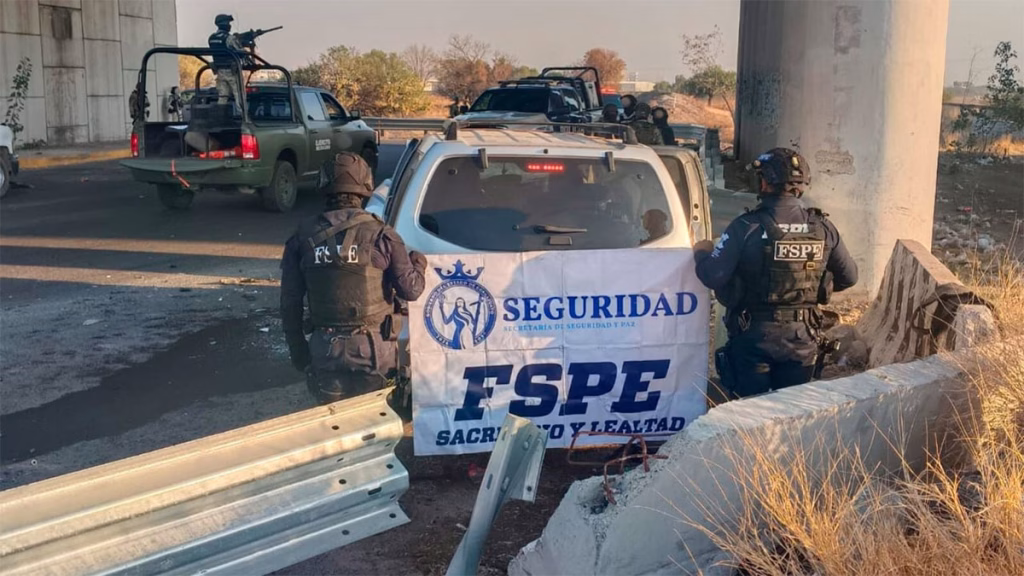 Apaseo el Alto: Huyen de FSPE, chocan y los detienen con armas