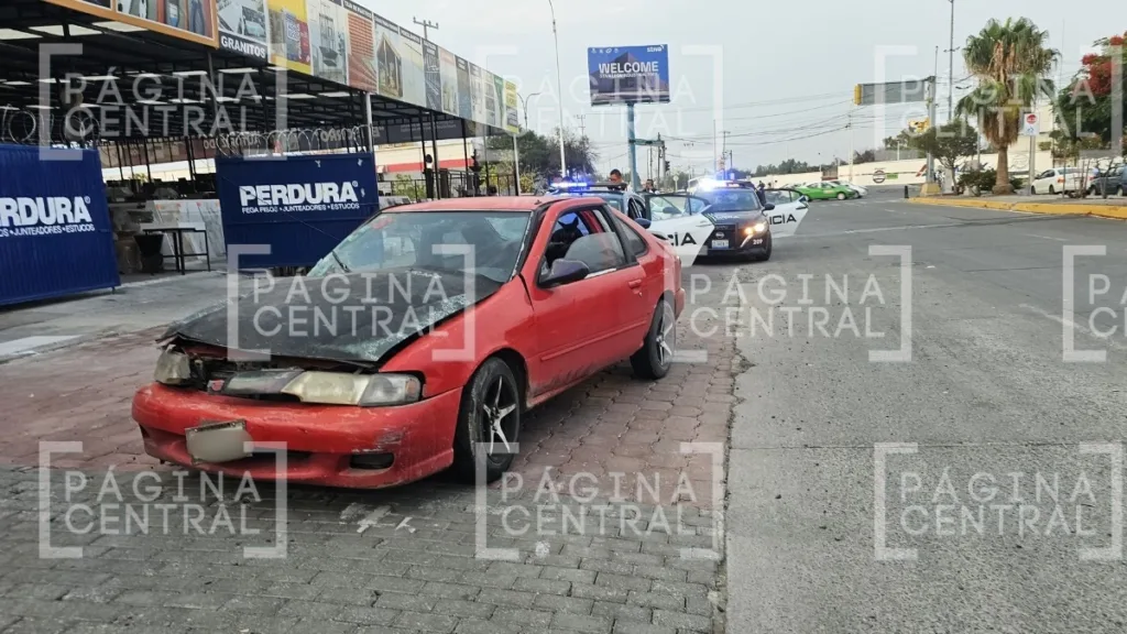 Choque en Timoteo Lozano: Da vuelta prohibida y lo impacta van