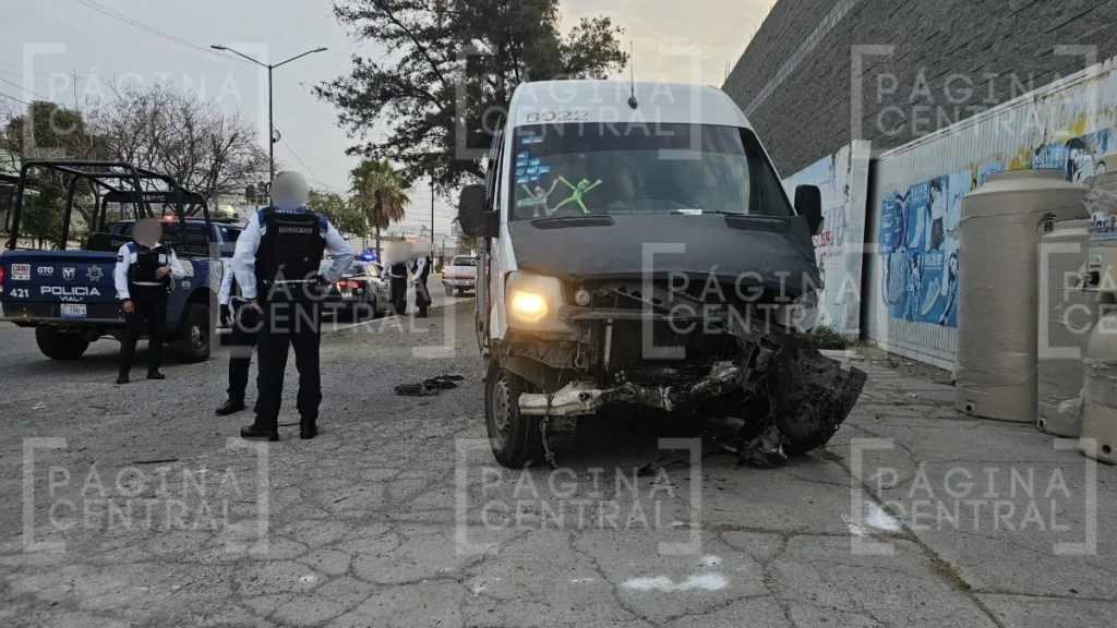 Choque en Timoteo Lozano: Da vuelta prohibida y lo impacta van