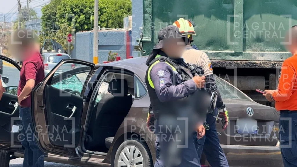 Choque en Ecobulevar entre Jetta y camión de basura paraliza el tráfico