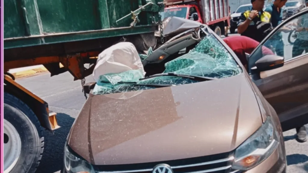 Choque en Ecobulevar entre Jetta y camión de basura paraliza el tráfico