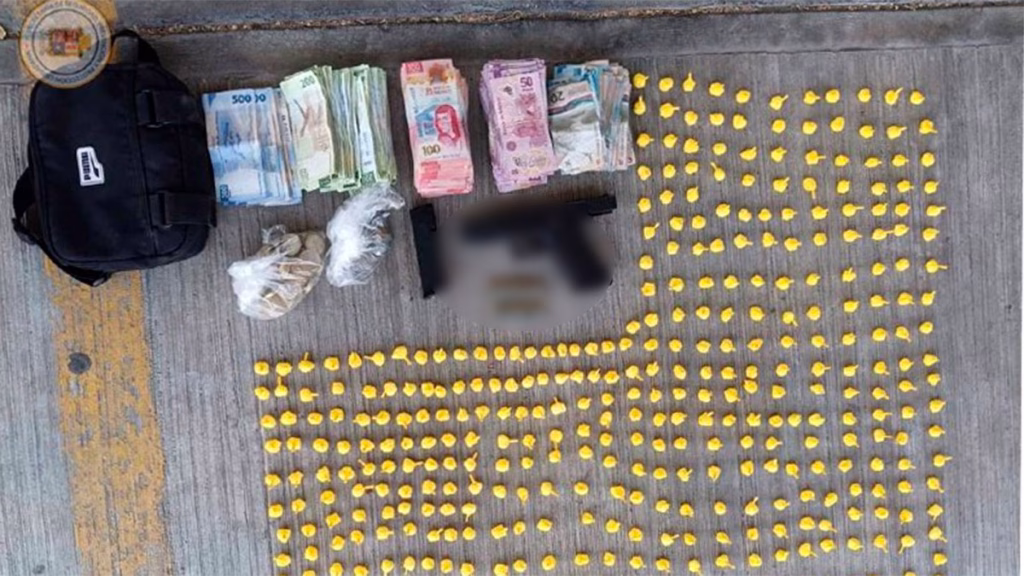 Detienen a dos hombres en el bulevar Morelos con 100 mil pesos, droga y un arma