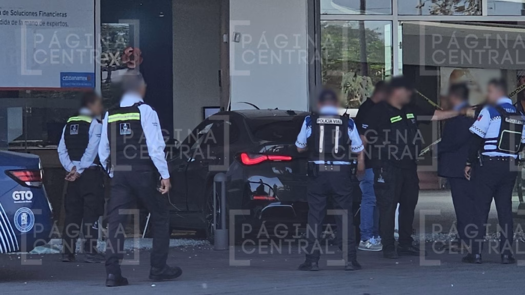 Mujer choca banco: Confunde pedales e impacta en una plaza