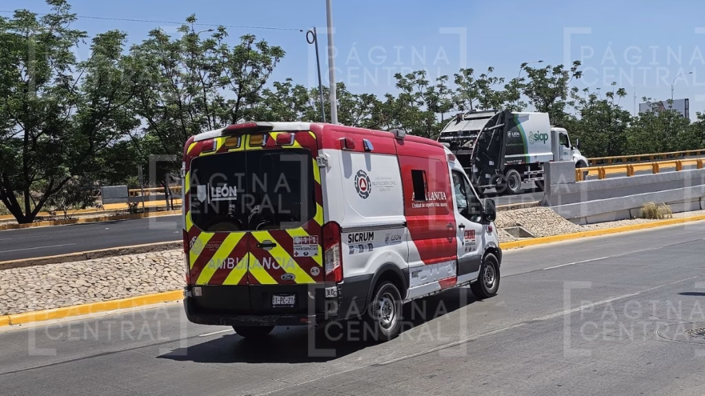 Mujer choca banco: Confunde pedales e impacta en una plaza