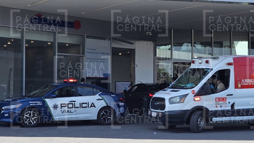 Mujer choca banco: Confunde pedales e impacta en una plaza