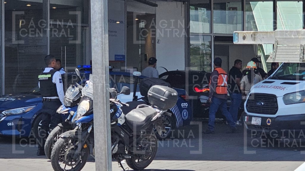 Mujer choca banco: Confunde pedales e impacta en una plaza