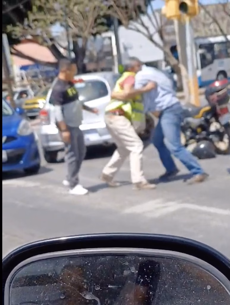 Pelea en bulevar Campestre: Graban golpes entre dos hombres