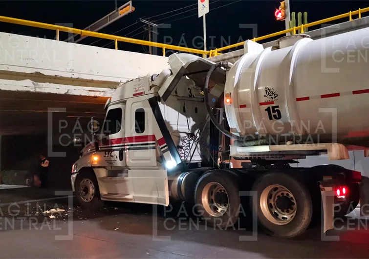 Atoran pipa en puente del Malecón del Río y desatan caos vehicular