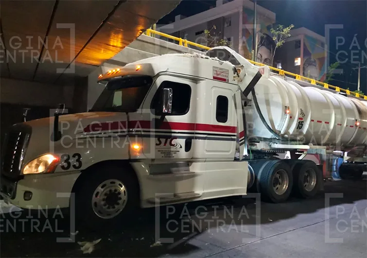 Atoran pipa en puente del Malecón del Río y desatan caos vehicular