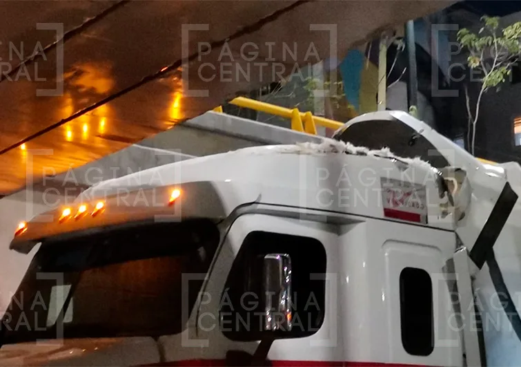 Atoran pipa en puente del Malecón del Río y desatan caos vehicular