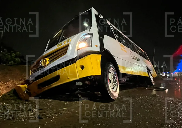 Sinarquistas: Camión urbano patina por el lodo y cae a una zanja