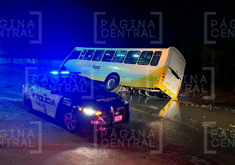 Sinarquistas: Camión urbano patina por el lodo y cae a una zanja