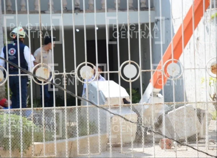 Volcadura Andrade: Empleados caen de canastilla al podar árbol