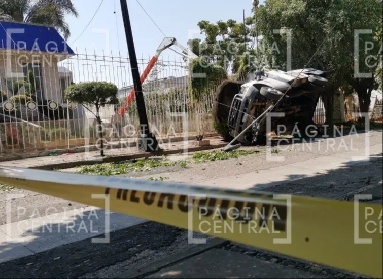 Volcadura Andrade: Empleados caen de canastilla al podar árbol