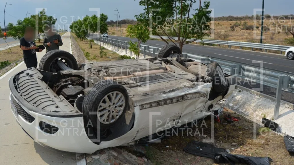 Volcadura Eje Metropolitano: Conducía como 'bala' y se va contra ciclovía