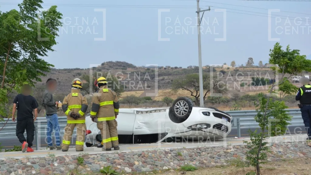 Volcadura Eje Metropolitano: Conducía como 'bala' y se va contra ciclovía