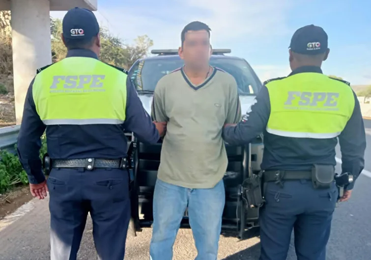 Cae tractocamión con 40 mil litros de huachicol