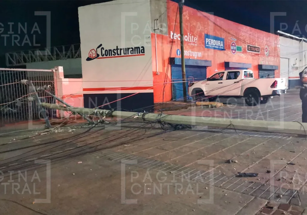 Bulevar José María Morelos: Vehículo derriba poste de luz 