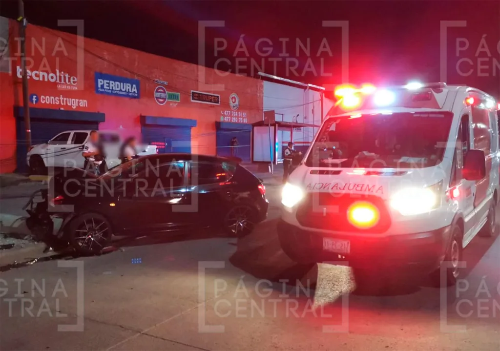 Bulevar José María Morelos: Vehículo derriba poste de luz 