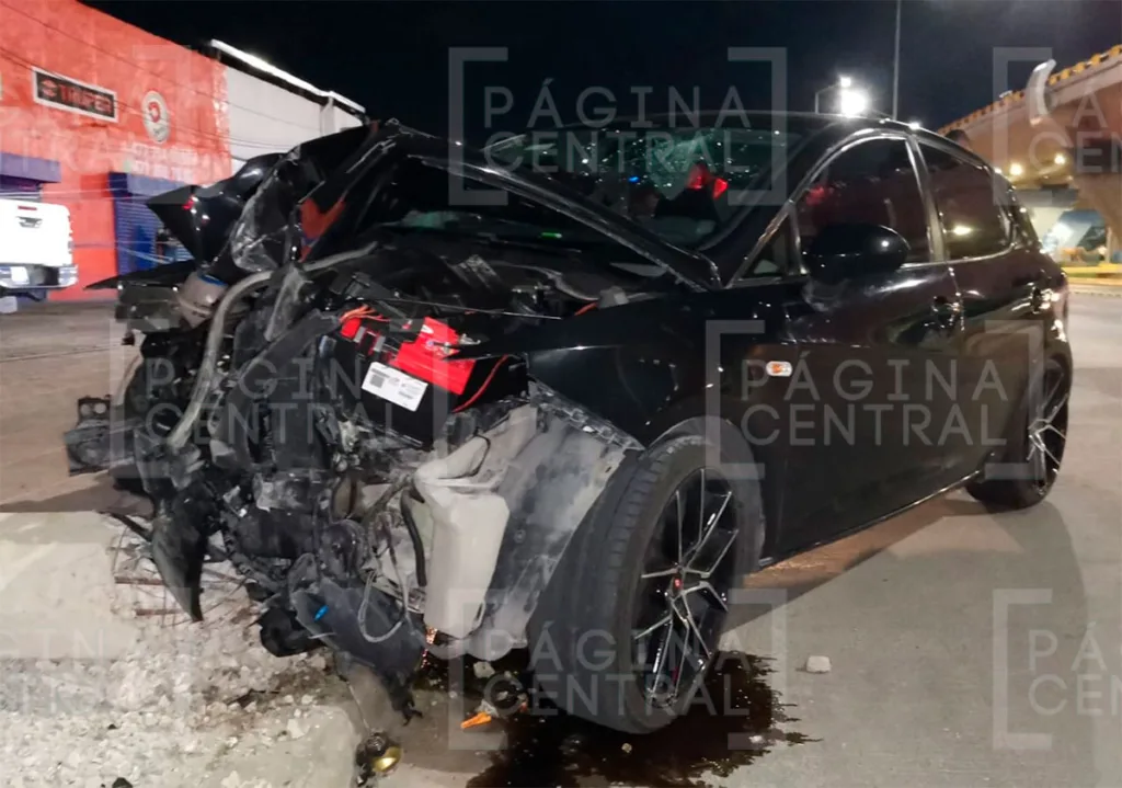 Bulevar José María Morelos: Vehículo derriba poste de luz 