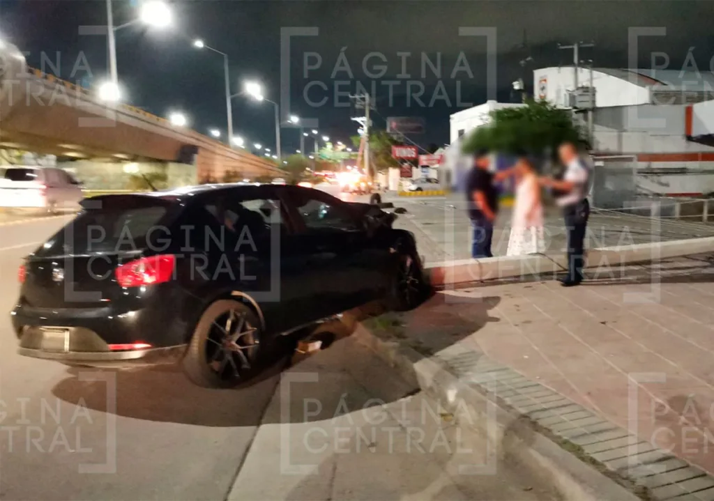 Bulevar José María Morelos: Vehículo derriba poste de luz 