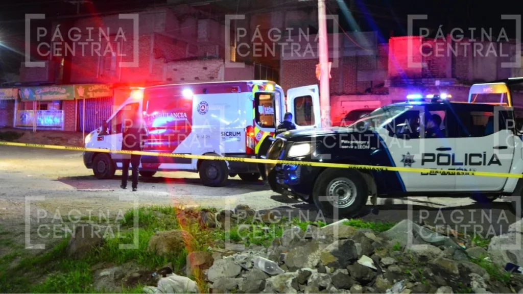 La moto del joven herido en el ataque en La Ermita quedó tirada y con impactos de bala unos metros más adelante.