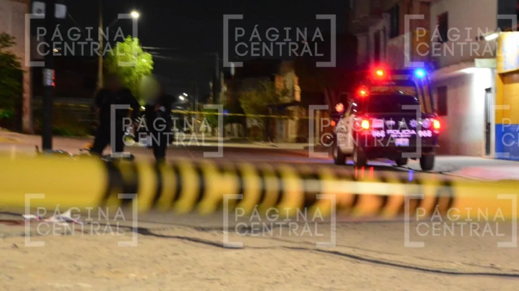 La moto del joven herido en el ataque en La Ermita quedó tirada y con impactos de bala unos metros más adelante.