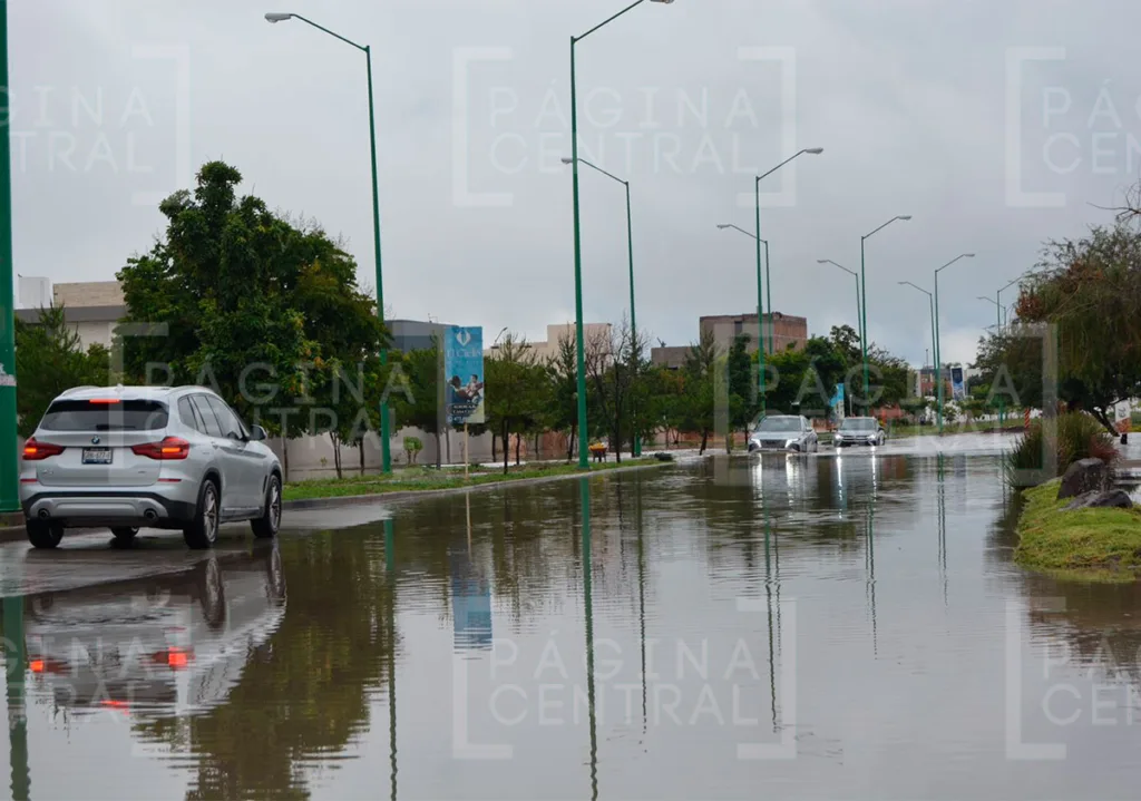 Bulevar El Verde se inundó y tuvo que ser cerrado por autoridades