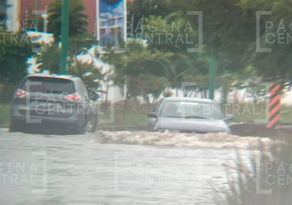 Bulevar El Verde se inundó y tuvo que ser cerrado por autoridades