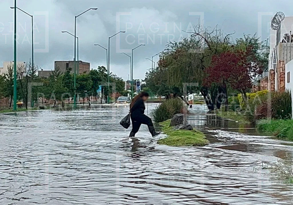Bulevar El Verde se inundó y tuvo que ser cerrado por autoridades