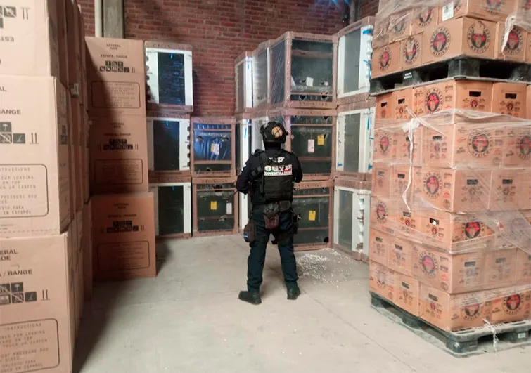 Catean bodega en León y recuperan mercancía y vehículos robados