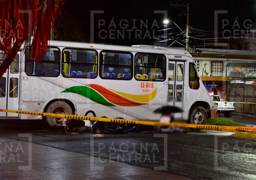 León II: Muere motociclista al impactar contra camión urbano