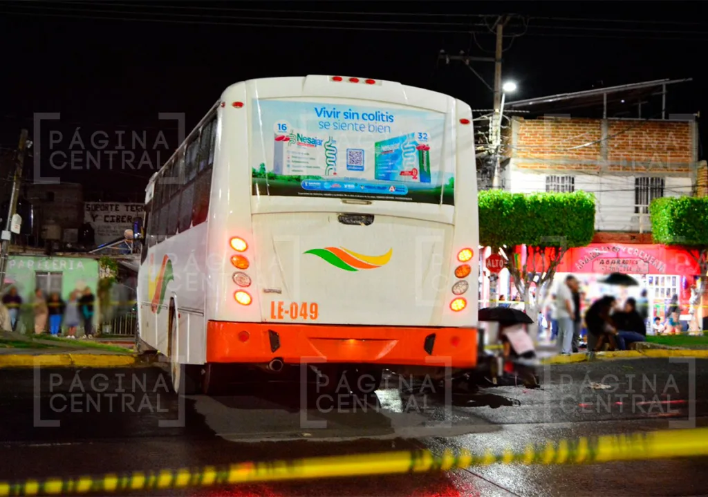 León II: Muere motociclista al impactar contra camión urbano