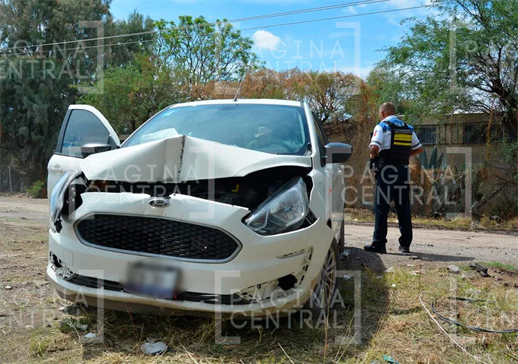 Noria de Septiem: Vehículo con familia abordo choca contra poste de luz
