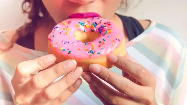 Caminar diario podría disminuir tus ganas de comer dulces