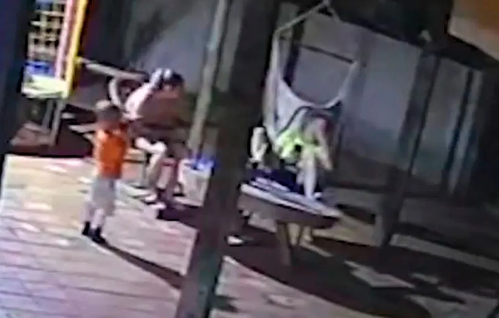 Brasil: Niño toma arma y dispara por accidente a su mamá