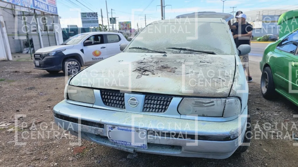 Incendio en automóvil en bulevar San Juan Bosco asusta a familia
