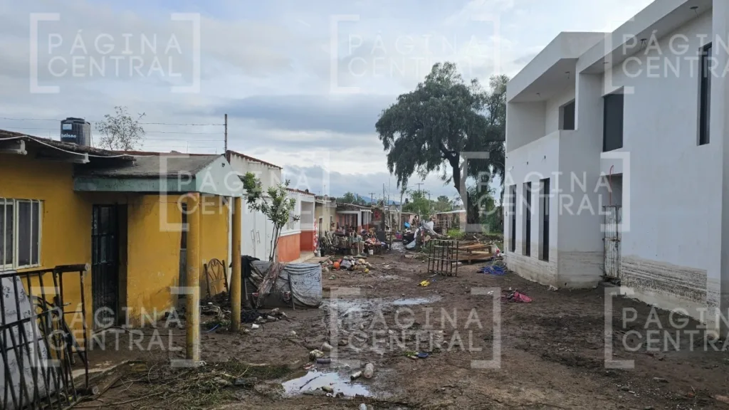 Ibarra: Así pobladores intentan salvar pertenencias tras desbordamiento de presa