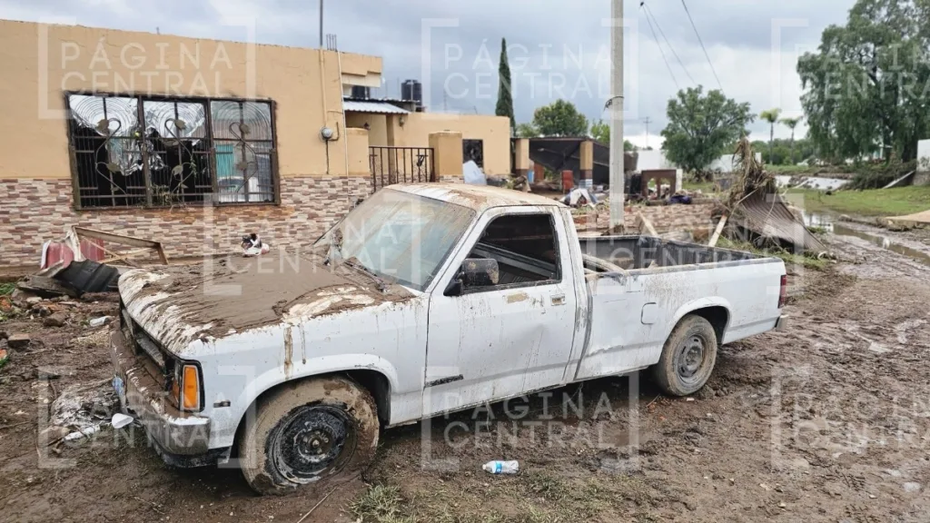 Ibarra: Así pobladores intentan salvar pertenencias tras desbordamiento de presa