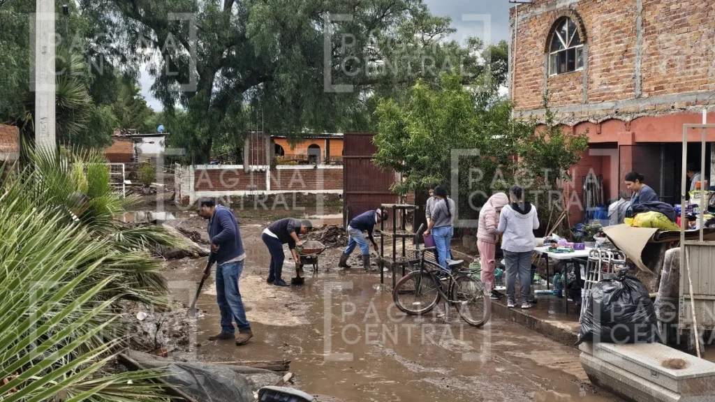 Ibarra: Así pobladores intentan salvar pertenencias tras desbordamiento de presa
