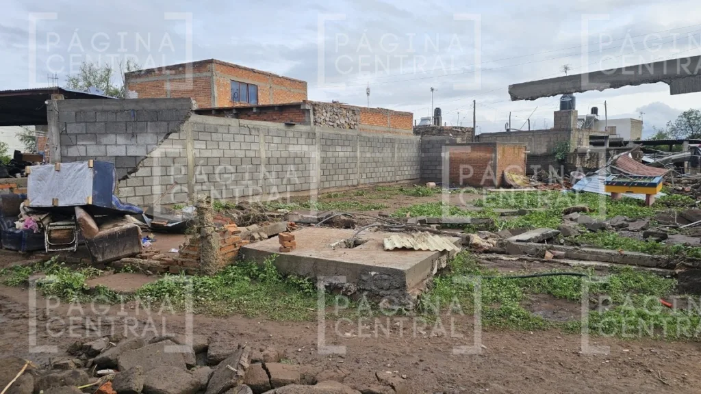 Ibarra: Así pobladores intentan salvar pertenencias tras desbordamiento de presa