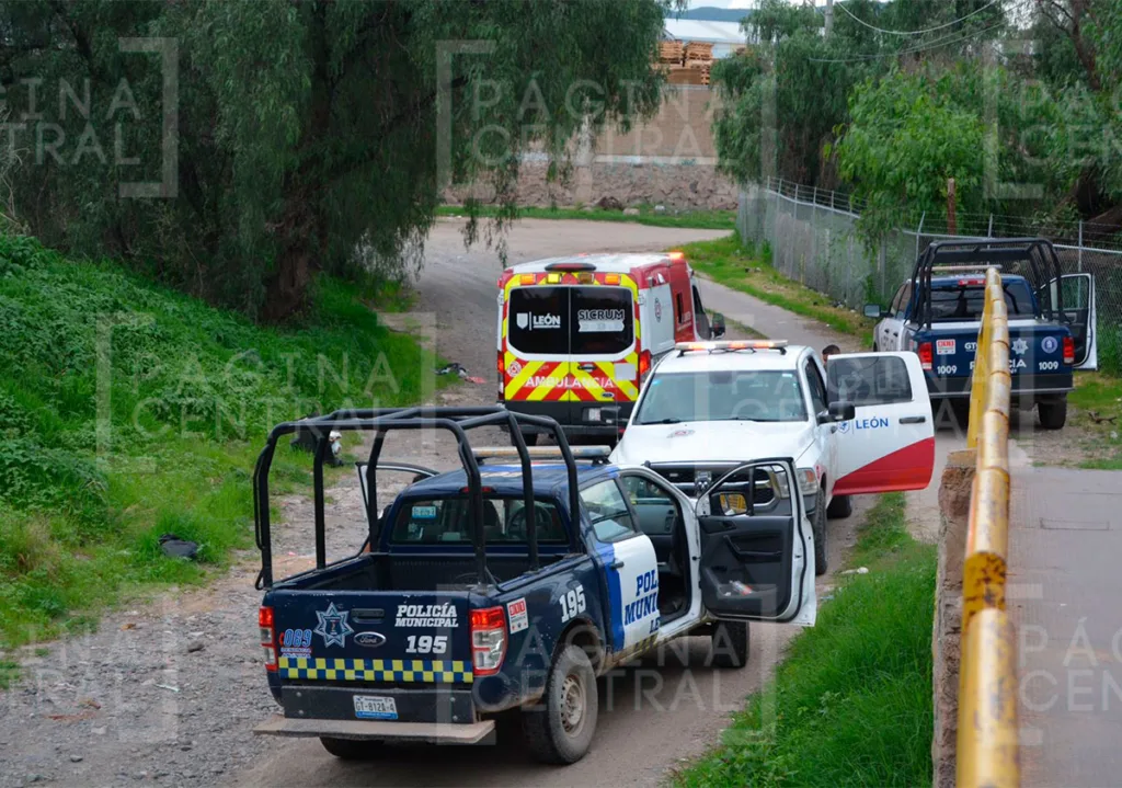 Villas de Barceló: Rescatan a hombre que estaba en un hoyo con agua en un río