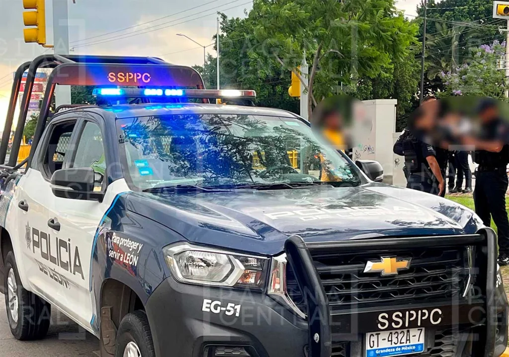 León I: Ciclista intentó ganarle el paso a patrulla y fue atropellado