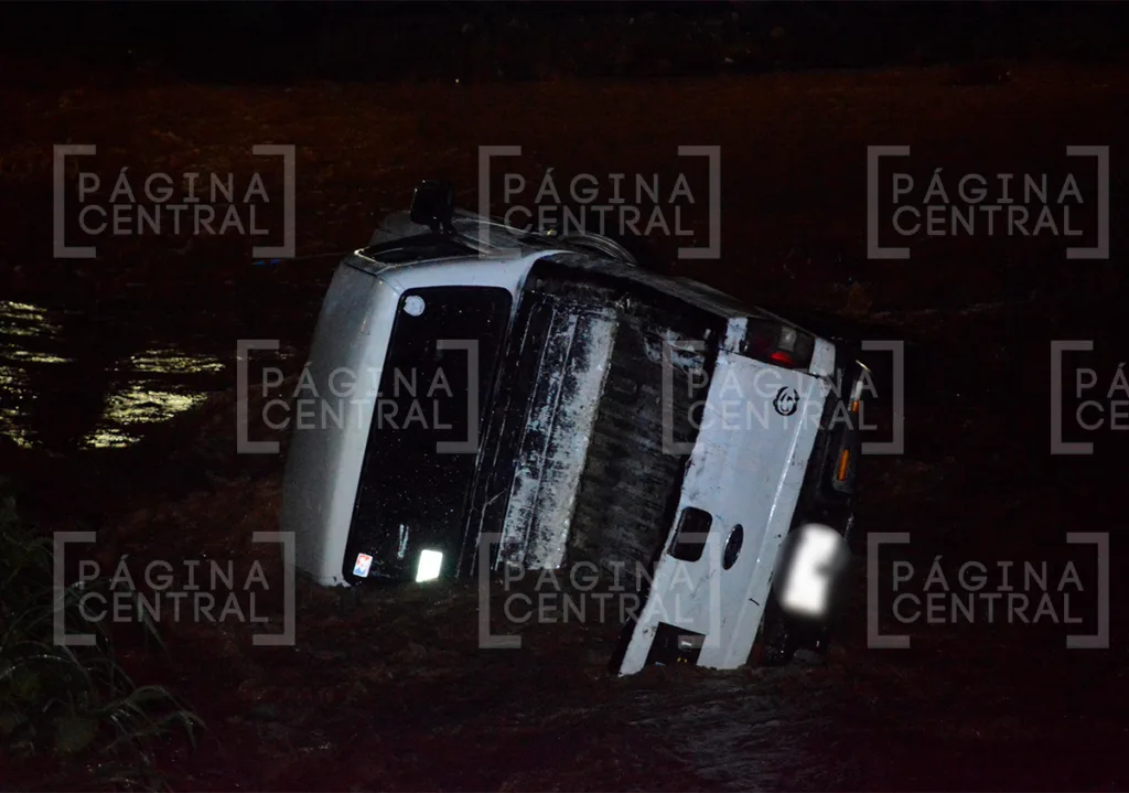 Lomas de Medina: Camioneta intenta cruzar arroyo y la corriente la vuelca