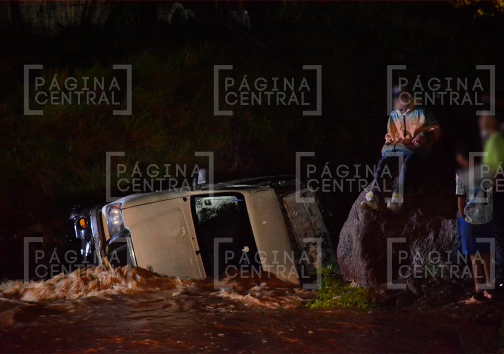 Lomas de Medina: Camioneta intenta cruzar arroyo y la corriente la vuelca