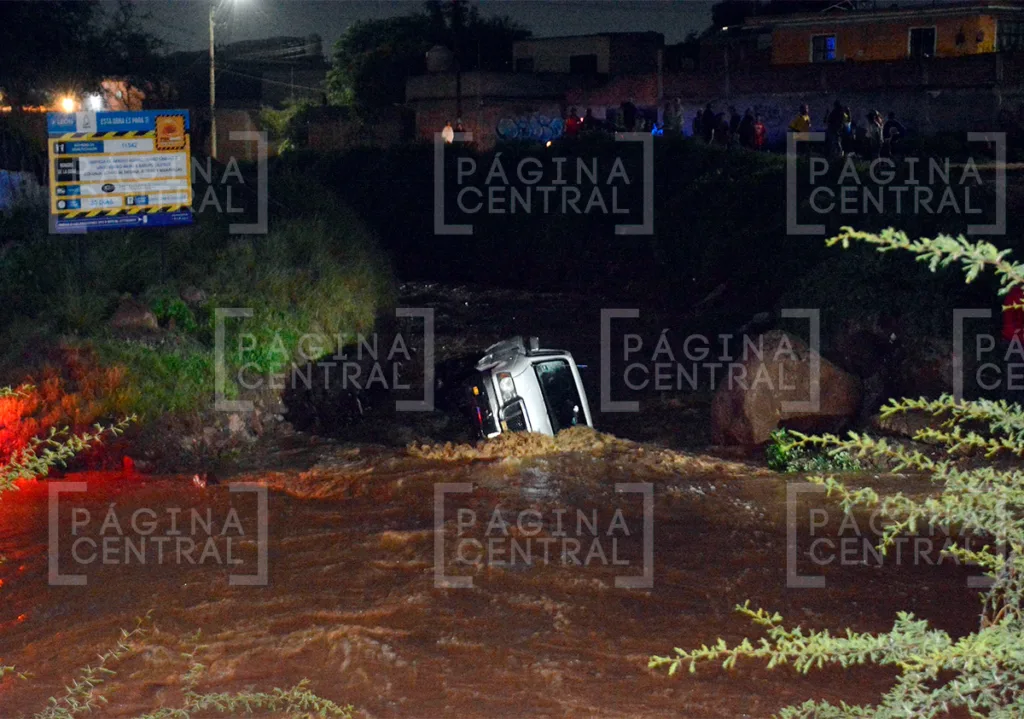 Lomas de Medina: Camioneta intenta cruzar arroyo y la corriente la vuelca